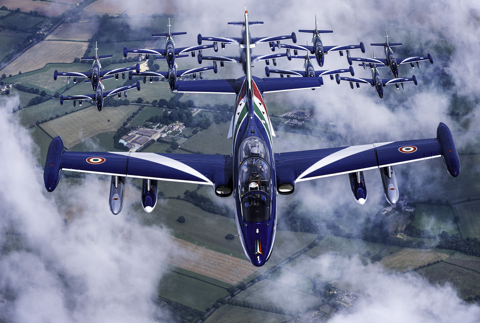 苍穹之舞-5 意大利空军三色箭飞行表演队十一机编队飞行.jpg