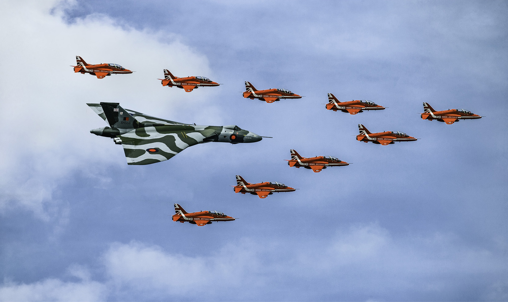 苍穹之舞-6 英国火神战斗机和英国空军红箭飞行表演队编队飞行.jpg