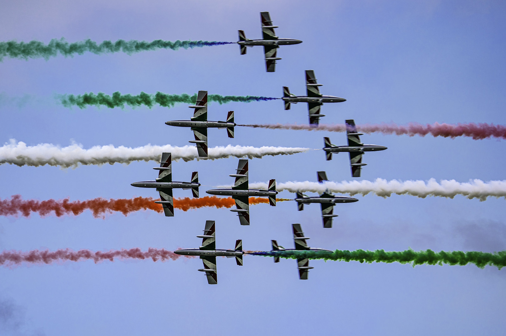 苍穹之舞-7 意大利空军三色箭飞行表演队表演八机对冲.jpg