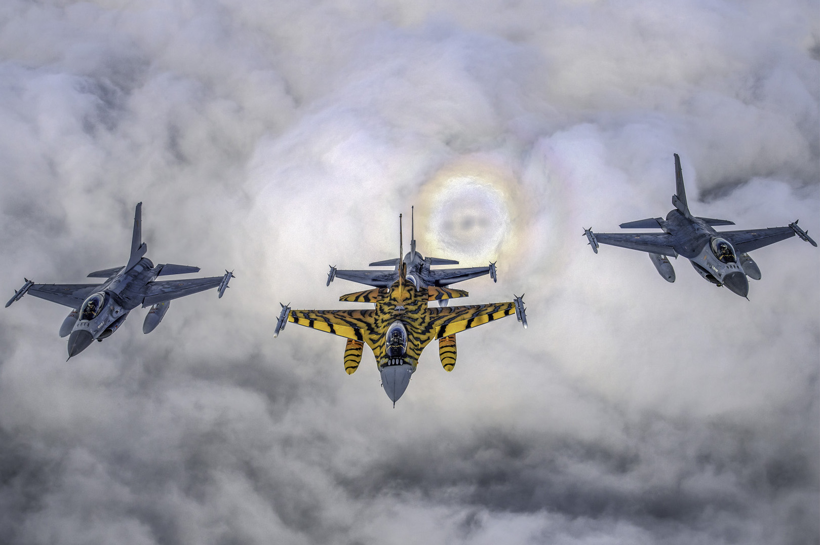 苍穹之舞-10 四架F6战斗机和佛光.jpg