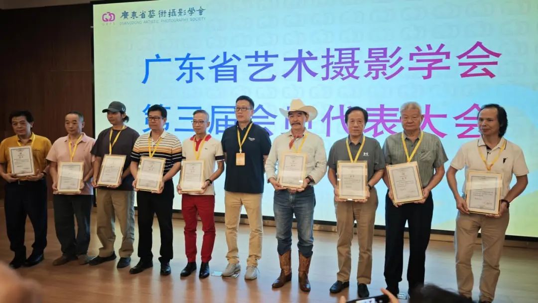 学会名誉主席曹国伟为主席团成员颁发证书.jpg