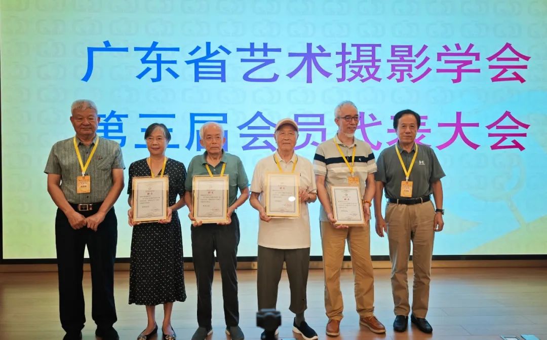 学会副主席陈桥顿、苏伟明为顾问颁发聘书.jpg