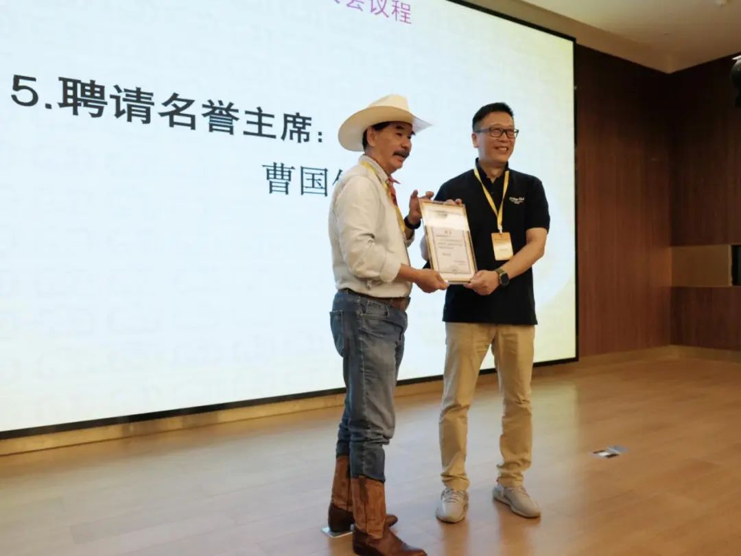 聘请曹国伟（右一）担任广东省艺术摄影学会名誉主席.jpg